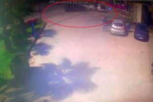 Otomobilini yıkarken iki ara&ccedil; &ccedil;arptı