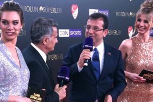 Ekrem İmamoğlu ile Şenol G&uuml;neş arasında g&uuml;l&uuml;mseten sohbet