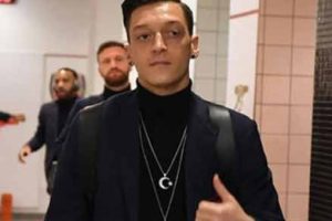 Mesut &Ouml;zil'in kolyesi Almanya'da g&uuml;ndem oldu