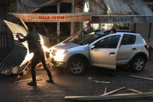 R&uuml;zgarda &ccedil;atıdan kopan par&ccedil;alar otomobillerin &uuml;zerine d&uuml;şt&uuml;