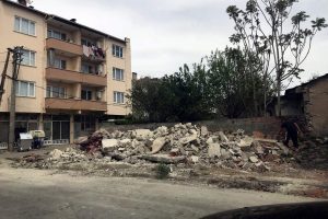 Bursa Yenişehir'de metruk binalar yıkılıyor