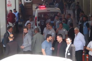 Otomobile tekme atma kavgası! 5 yaralı, 3 g&ouml;zaltı