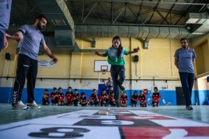 Diyarbakırlı &ccedil;ocuklar geleneksel oyunlarla sosyalleşiyor