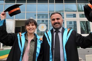 Baba 47 kızı 22 yaşında aynı &uuml;niversiteden mezun oldu