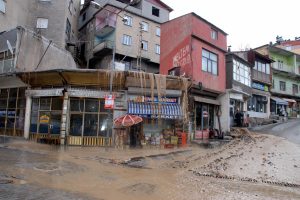 Boru patladı, iş yerleri kanalizasyon suyuyla doldu