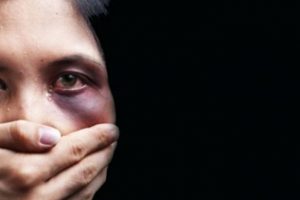 İntikam almak i&ccedil;in gen&ccedil; kadına istismarda bulundular! Ceza yağdı