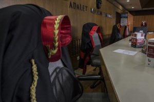 &Uuml;nl&uuml; iş adamı, karısını darp ettiği iddiasıyla hakim karşısında
