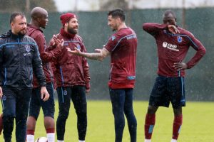 Trabzonspor yağmur altında &ccedil;alıştı