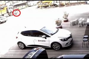 TIR s&uuml;r&uuml;c&uuml;s&uuml;n&uuml;n kamyonun altında kalma anı kamerada