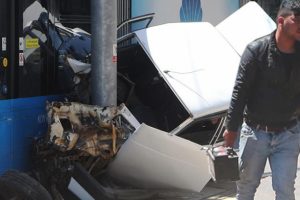 Hurdaya d&ouml;nen ara&ccedil;tan sağ &ccedil;ıktı! S&uuml;r&uuml;c&uuml;n&uuml;n yaptığı şaşkınlık yarattı
