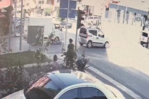 Yolun karşına ge&ccedil;mek isterken canından oluyordu