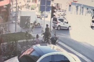 Yolun karşına ge&ccedil;mek isterken kamyonet &ccedil;arptı