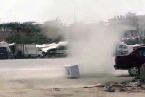 Pazar yerinde &ccedil;ıkan hortum korkuttu