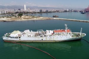 Karaya oturan gemiyi kurtarma &ccedil;alışmaları havadan g&ouml;r&uuml;nt&uuml;lendi