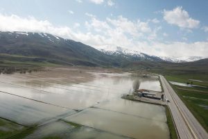 Karasu Nehri taştı, k&ouml;y yolları ve tarlalar sular altına kaldı