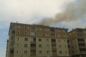 Apartmandaki &ccedil;atı yangınında 9 kişi dumandan etkilendi