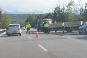 Bursa'da kamyonet taş y&uuml;kl&uuml; kamyona &ccedil;arptı: 1 yaralı