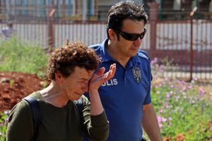 Beslediği sokak kedilerine mama vermeye gelince, hayatının şokunu yaşadı