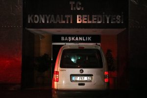 Alkoll&uuml; s&uuml;r&uuml;c&uuml;, kamyonetini başkanlık makamının &ouml;n&uuml;ne park etti
