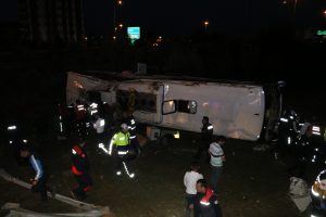 Yolcu otob&uuml;s&uuml; şarampole devrildi! &Ouml;l&uuml; ve yaralılar var