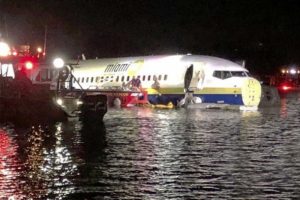 Florida'da Boeing 737 u&ccedil;ağı pistten &ccedil;ıkıp nehre s&uuml;r&uuml;klendi