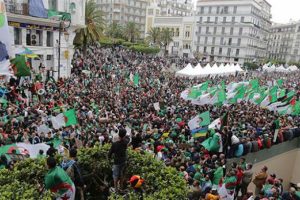 Cezayir'de 'Buteflika rejiminin temsilcileri'ne protesto