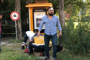 Bursa'da seyir halindeki araca &ccedil;arptı: 1'i ağır 4 yaralı