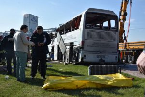 Servis otob&uuml;s&uuml; ile TIR birbirine girdi: 1 &ouml;l&uuml;, 24 yaralı