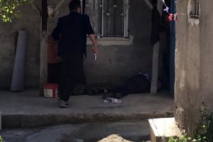 İki aile arasında &ccedil;ıkan &ccedil;atışmada yoldan ge&ccedil;enler yaralandı