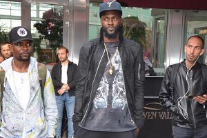 Emmanuel Adebayor'un tarzı dikkat &ccedil;ekti