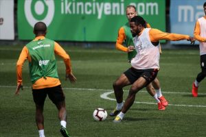 Galatasaray derbiye liderlik i&ccedil;in &ccedil;ıkıyor