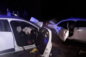 İki otomobil kafa kafaya &ccedil;arpıştı