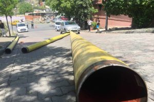 TIR'dan sa&ccedil;ılan dev borular caddesi savaş alanına &ccedil;evirdi