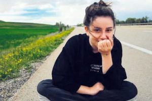 Merve &Ouml;zbey yollara d&uuml;şt&uuml;