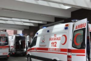 Ahırın &ccedil;atısı &ccedil;&ouml;kt&uuml;: &Ouml;l&uuml; ve yaralılar var