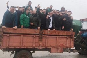 Bursaspor taraftarların otob&uuml;s&uuml; arızalanınca... Ma&ccedil;a trakt&ouml;rle gittiler