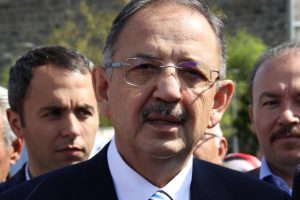 &Ouml;zhaseki: Yeni bir parti kurmak isteyen varsa buyursun kursun