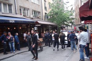 Taraftarlarla mekan &ccedil;alışanları arasında kavga