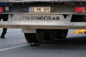 Yolda kulaklıkla y&uuml;r&uuml;d&uuml;ğ&uuml; &ouml;ne s&uuml;r&uuml;len kadın TIR'ın altında kalarak &ouml;ld&uuml;