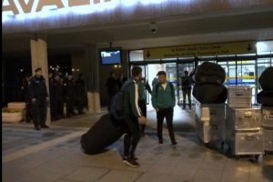 Bursaspor kafilesi yoğun g&uuml;venlik &ouml;nlemleriyle havalimanına geldi