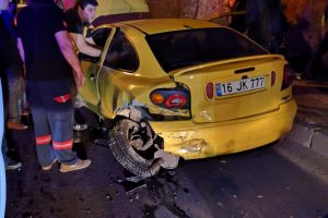 Park halindeki Bursa plakalı otomobile &ccedil;arptı! Yaralılar var