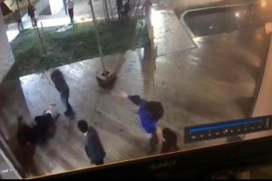 Dehşet sa&ccedil;an &ouml;fkeli baba an ve an g&uuml;venlik kamerasında