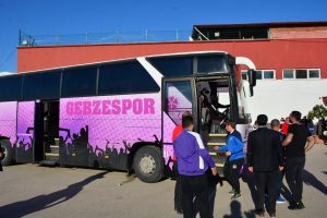 K&uuml;me d&uuml;şen takımın otob&uuml;s&uuml;, futbolcuları statta bırakıp gitti