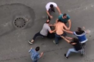 Tekme ve yumruklu kavga kamerada