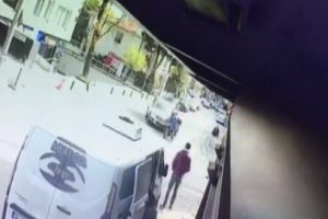 Motosikletin minib&uuml;s&uuml;n altına girdiği feci kaza!