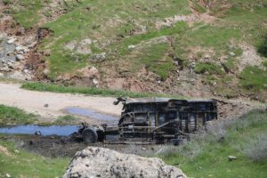 Şırnak'ta &ouml;ğrenci servisinin ge&ccedil;işi sırasında EYP patladı: 2 &ouml;l&uuml;