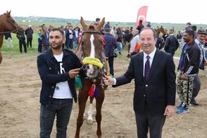 Bir yanda 9/8 m&uuml;zikler, bir yanda 'nal' sesi