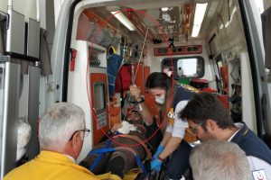 Karnına saplanan zıpkınla hastaneye kaldırıldı