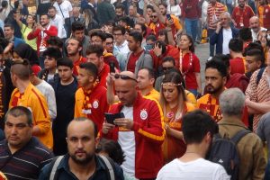 Taksim De Toplanan Galatasaray Taraftarlari Fenerbahce Atkisi Yirtti Bursada Bugun Bursa Bursa Haber Bursa Haberi Bursa Haberleri Bursa