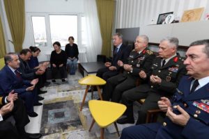 Bakan Akar ve komutanlardan taziye ziyareti